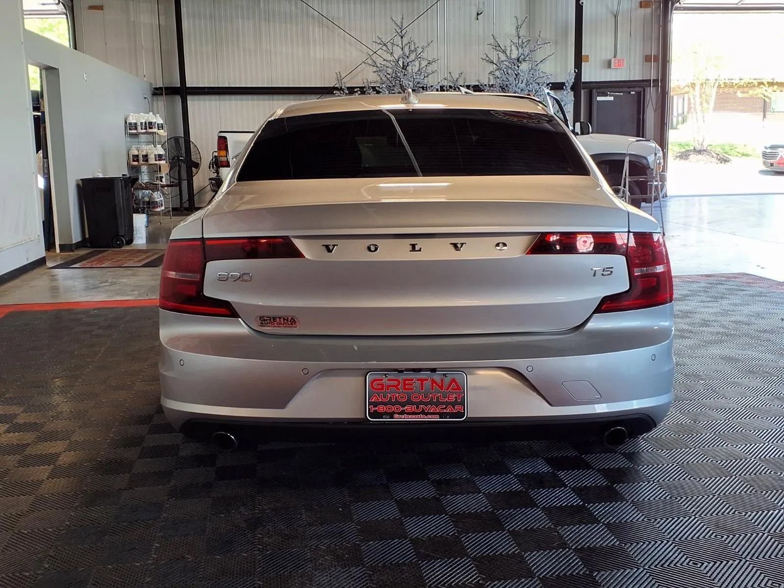 Used 2018 Volvo S90 T5 Momentum w/ Convenience Package FWD image 5