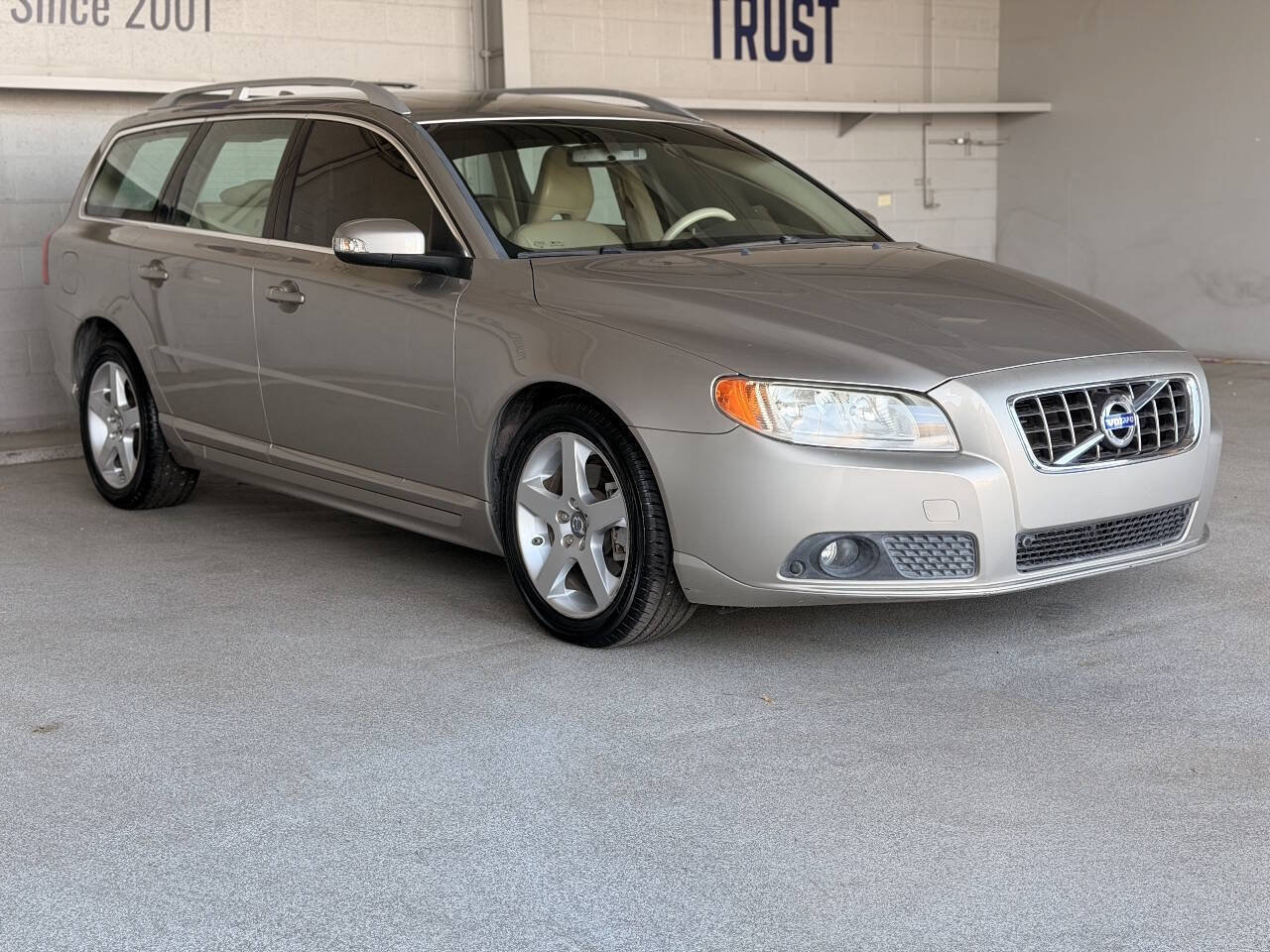 Used 2010 Volvo V70 FWD image 3