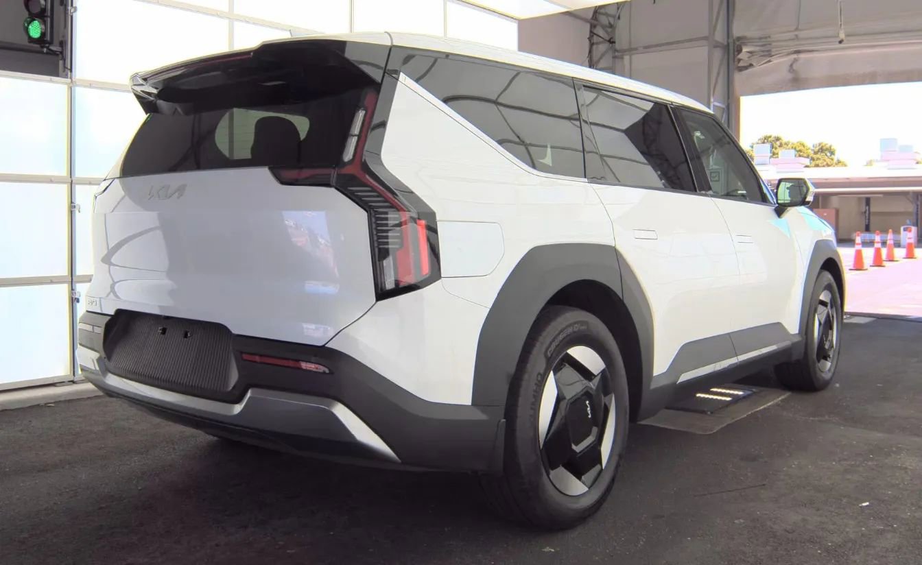 Used 2024 Kia EV9 Light Long Range RWD image 3