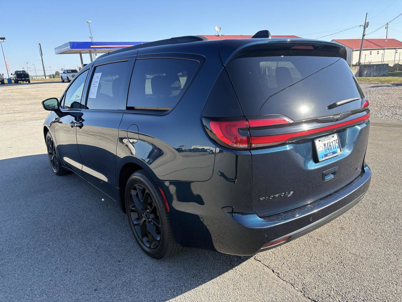 Used 2023 Chrysler Pacifica Touring-L w/ S Appearance Package FWD image 5