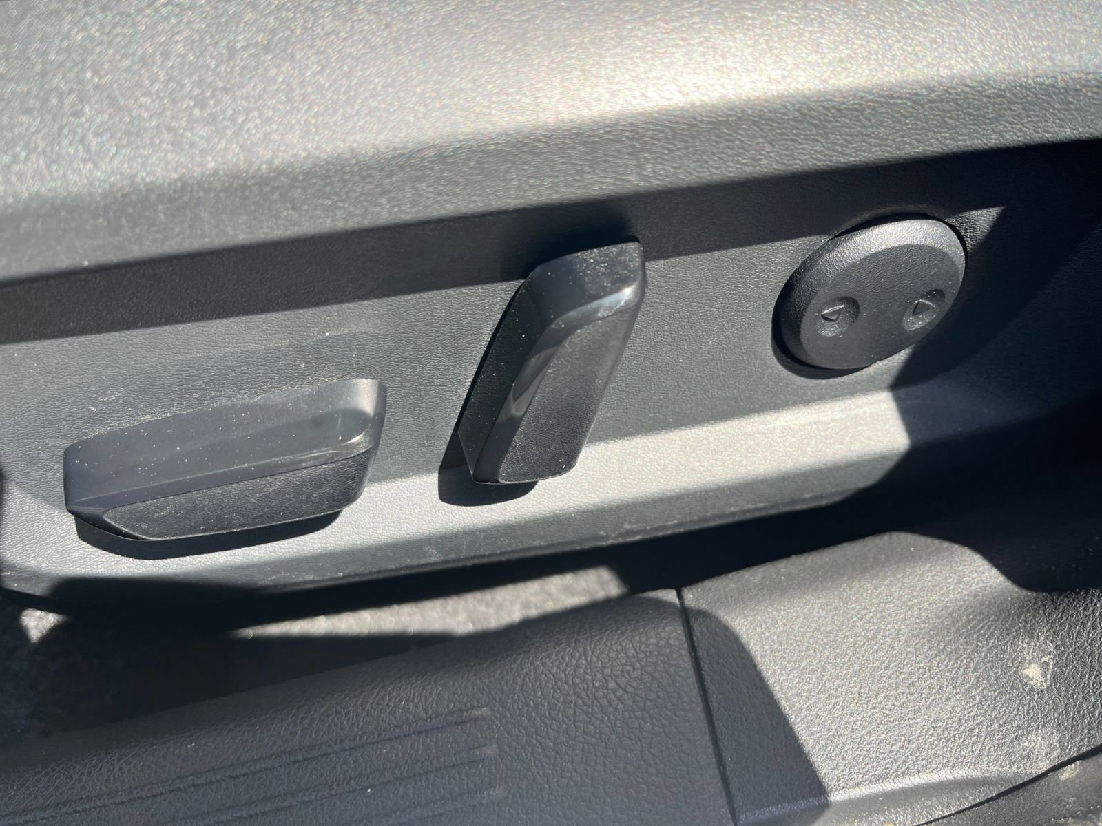 Used 2025 Nissan Rogue SV image 22