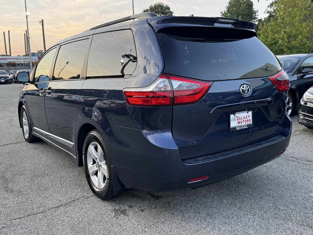 Used 2020 Toyota Sienna LE w/ LE Preferred Package FWD image 5