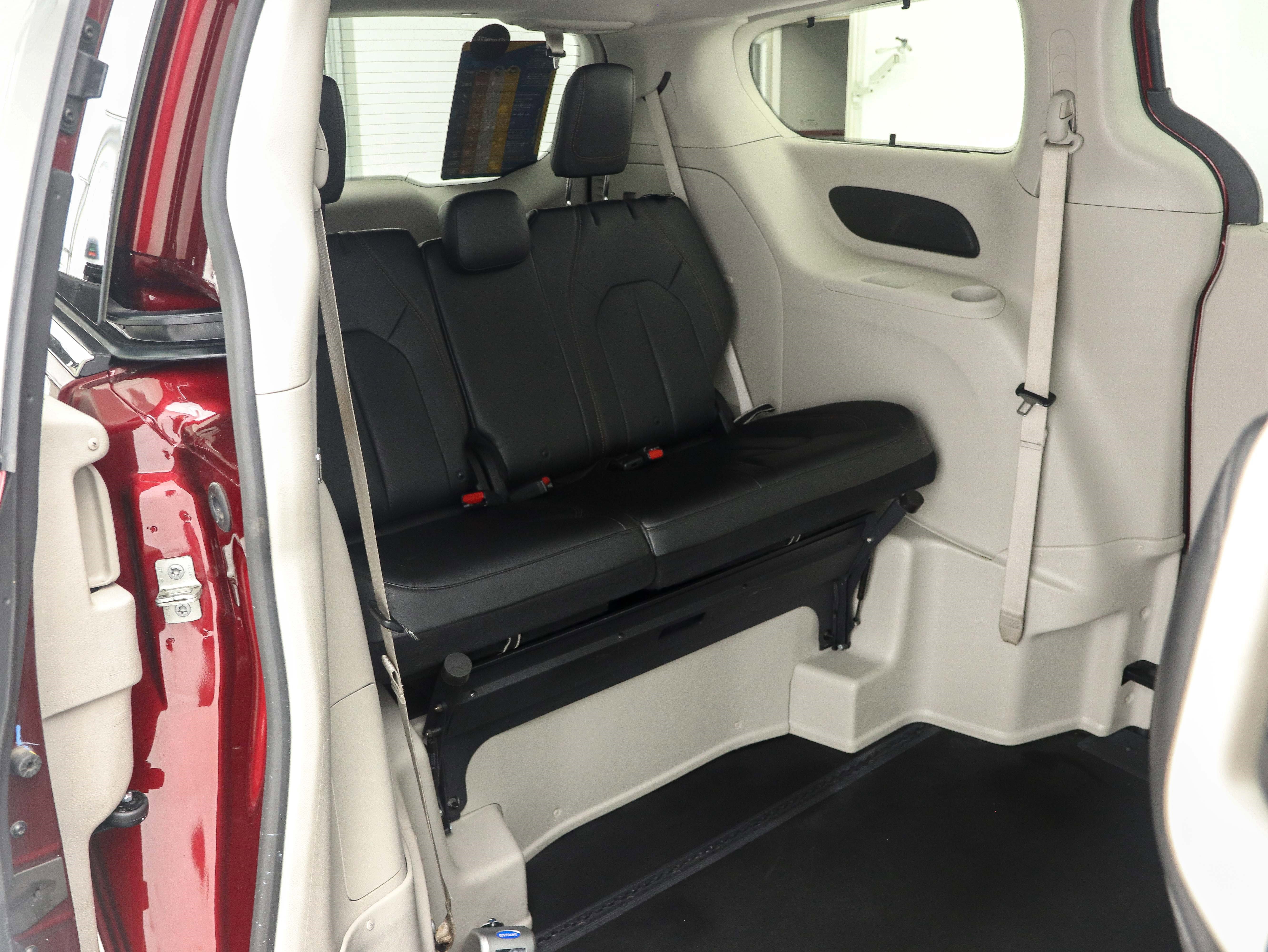 Used 2019 Chrysler Pacifica Touring-L image 16