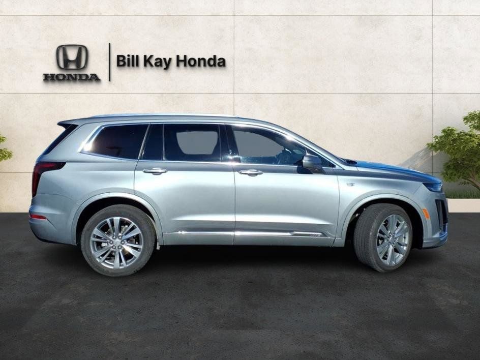 Used 2025 Cadillac XT6 Premium Luxury image 2