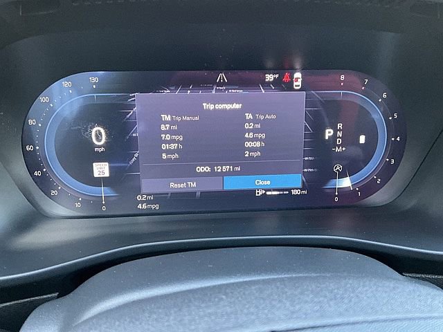 Used 2025 Volvo XC40 B5 Plus image 34