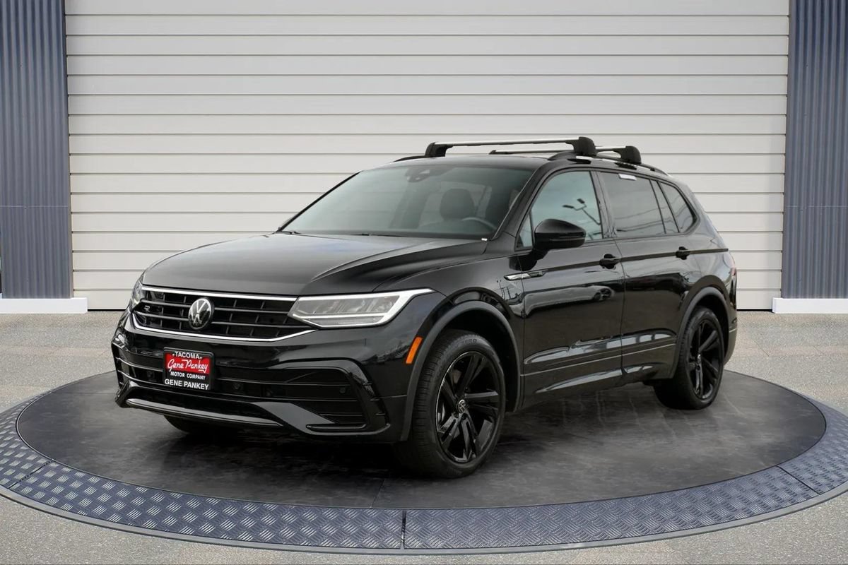Used 2024 Volkswagen Tiguan SE R-Line AWD/4WD image 3