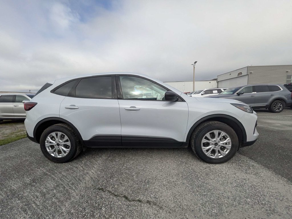 Used 2025 Ford Escape Active AWD/4WD image 2