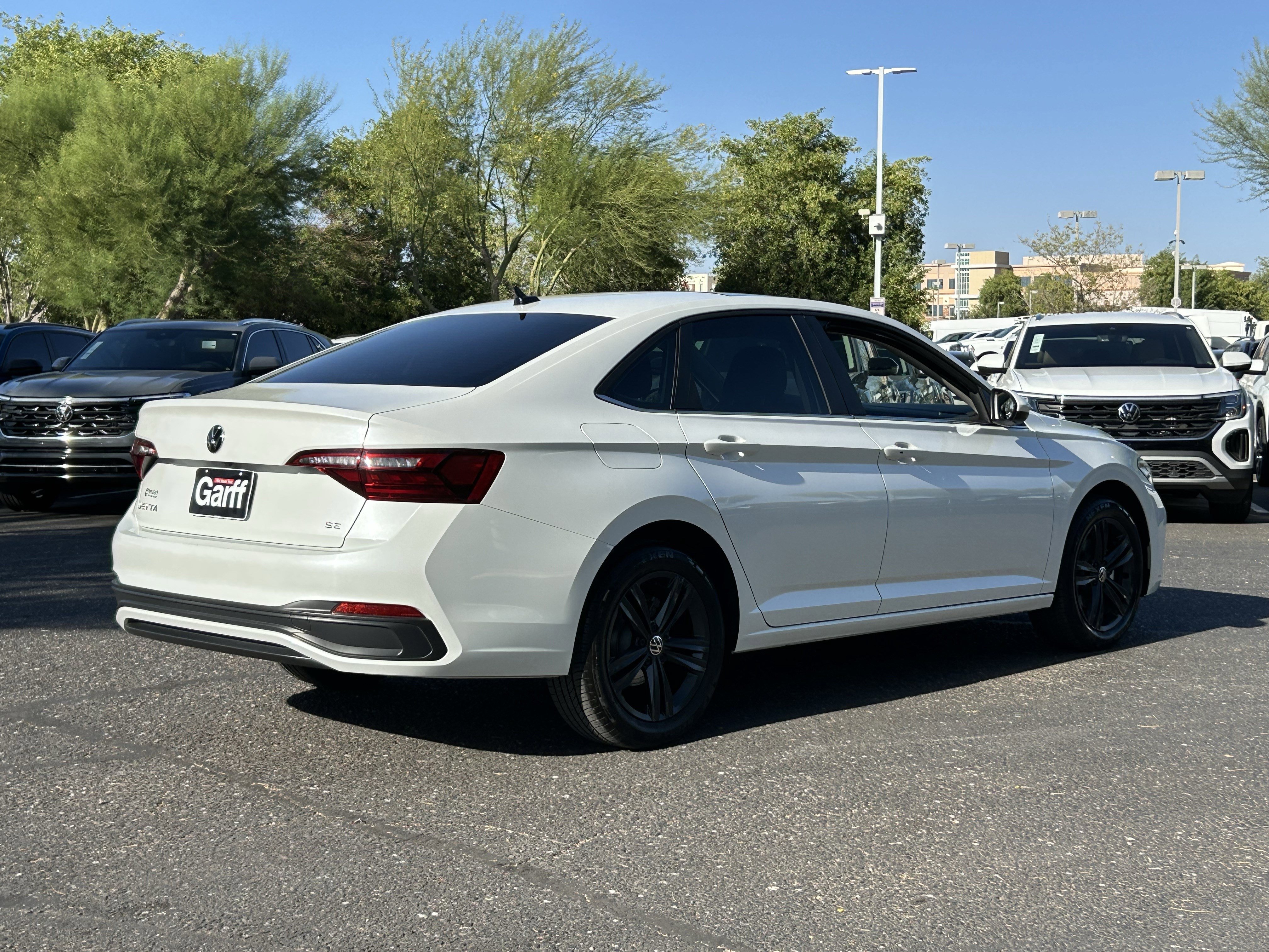 Used 2022 Volkswagen Jetta SE w/ Panoramic Sunroof Package FWD image 4