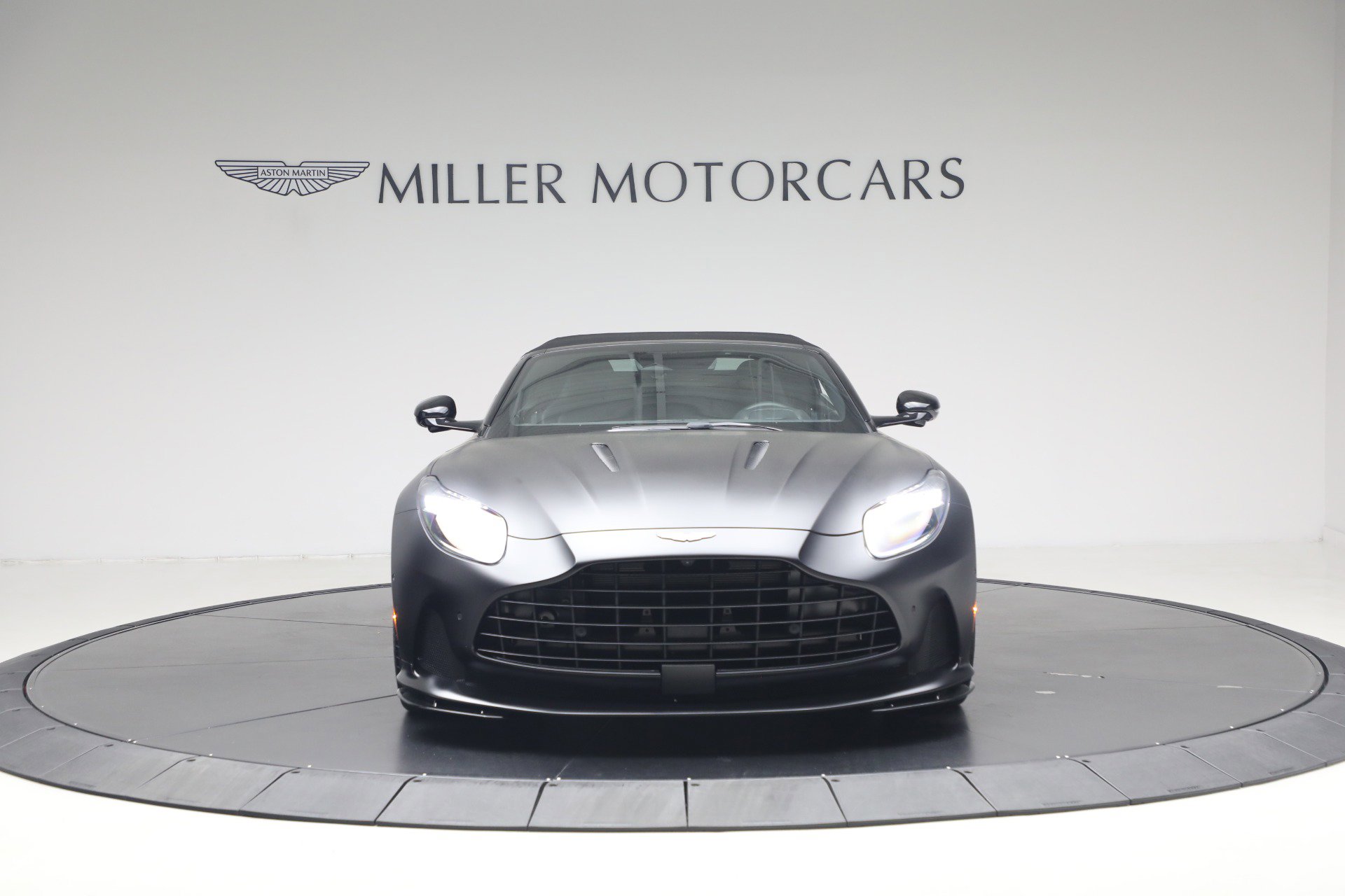 Used 2024 Aston Martin DB12 Convertible RWD image 25