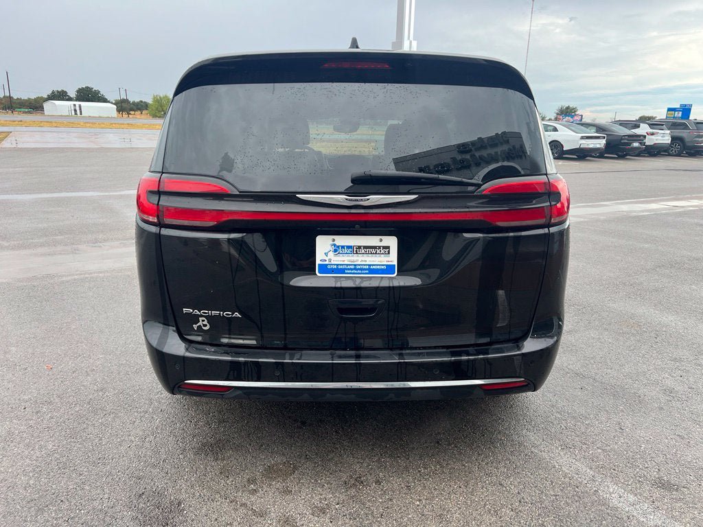 Used 2024 Chrysler Pacifica Touring-L FWD image 4