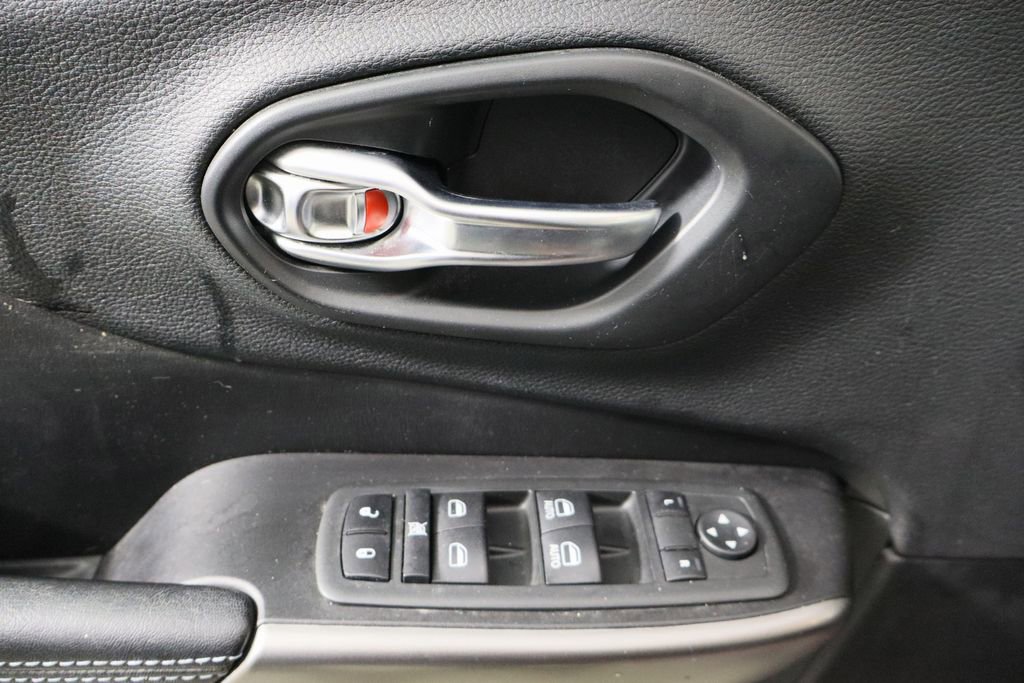 Used 2020 Jeep Cherokee Latitude Plus w/ Comfort/Convenience Group image 22