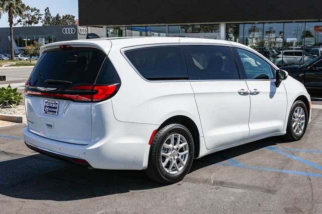 Used 2023 Chrysler Pacifica Touring-L FWD image 6