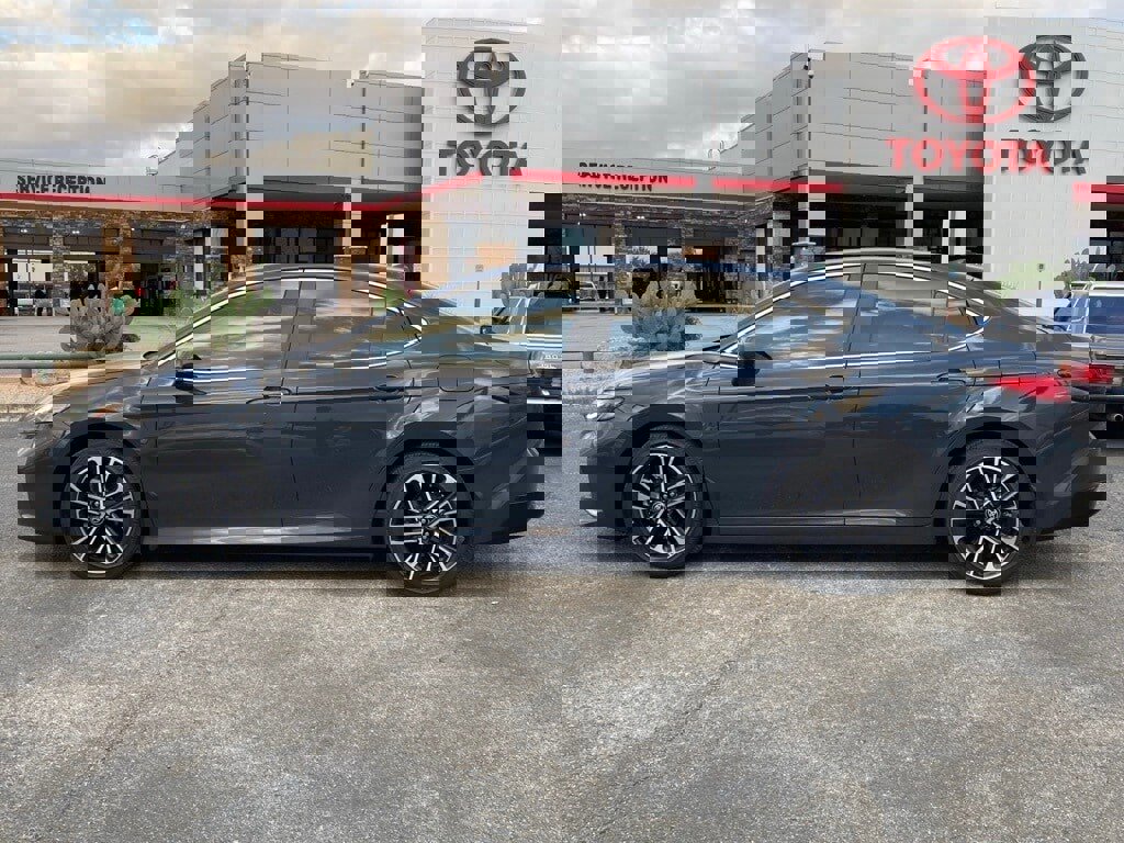 Used 2025 Toyota Camry XLE image 8