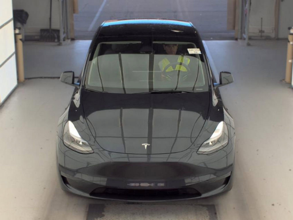Used 2024 Tesla Model Y Long Range AWD/4WD image 2