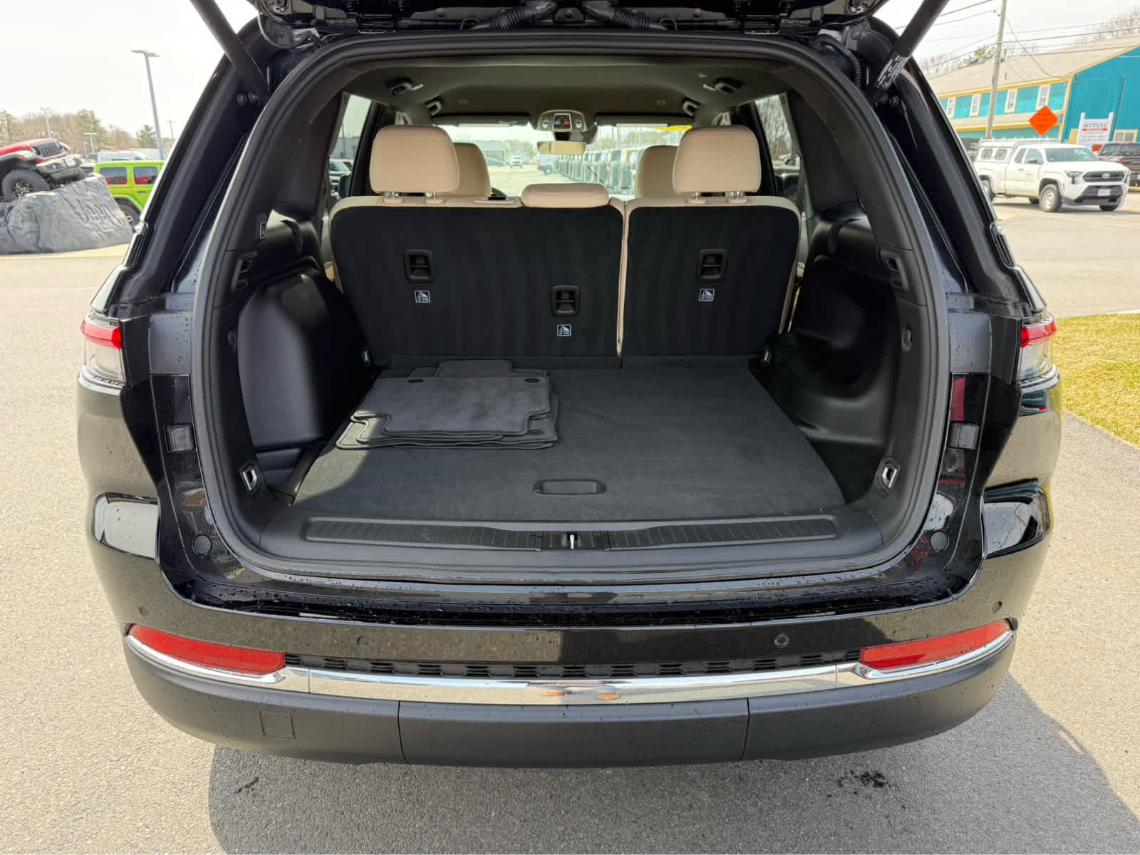 Used 2025 Jeep Grand Cherokee Limited image 8