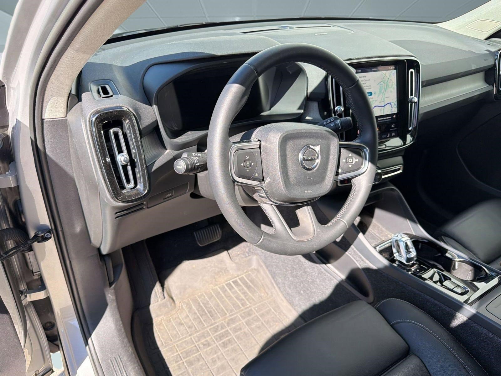 Certified 2023 Volvo XC40 B5 Ultimate w/ Protection Package Premier image 4