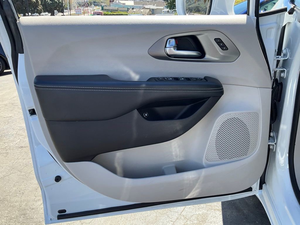 Used 2022 Chrysler Pacifica Touring-L w/ Uconnect Theater Family Group image 24