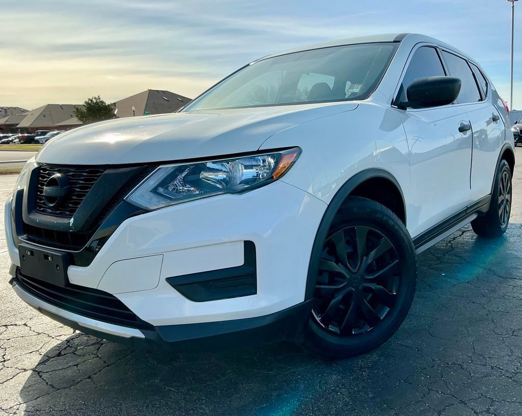 Used 2017 Nissan Rogue S image 2