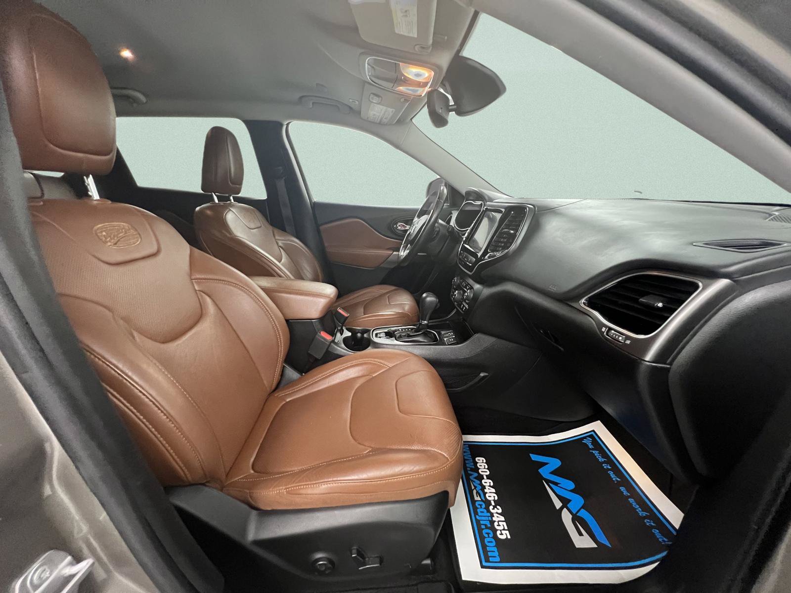 Used 2019 Jeep Cherokee Overland w/ Technology Group FWD image 40