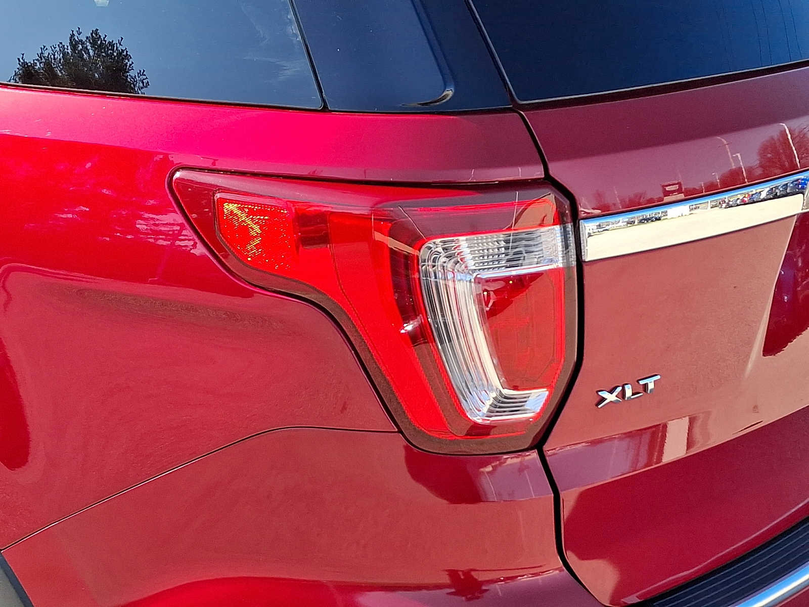 Used 2018 Ford Explorer XLT w/ Equipment Group 202A image 12