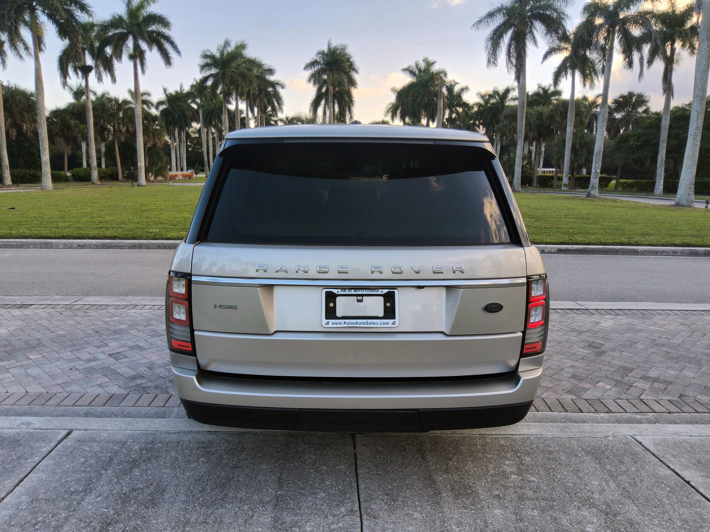 Used 2015 Land Rover Range Rover HSE image 16