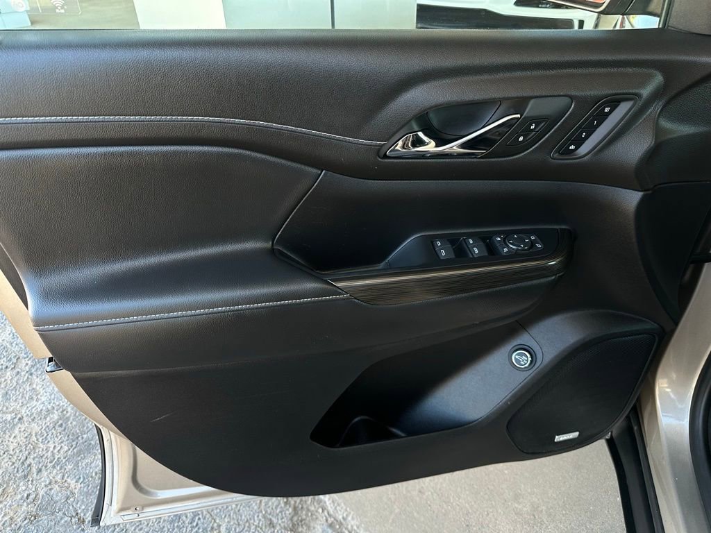 Certified 2023 GMC Acadia SLT w/ Preferred Package image 12