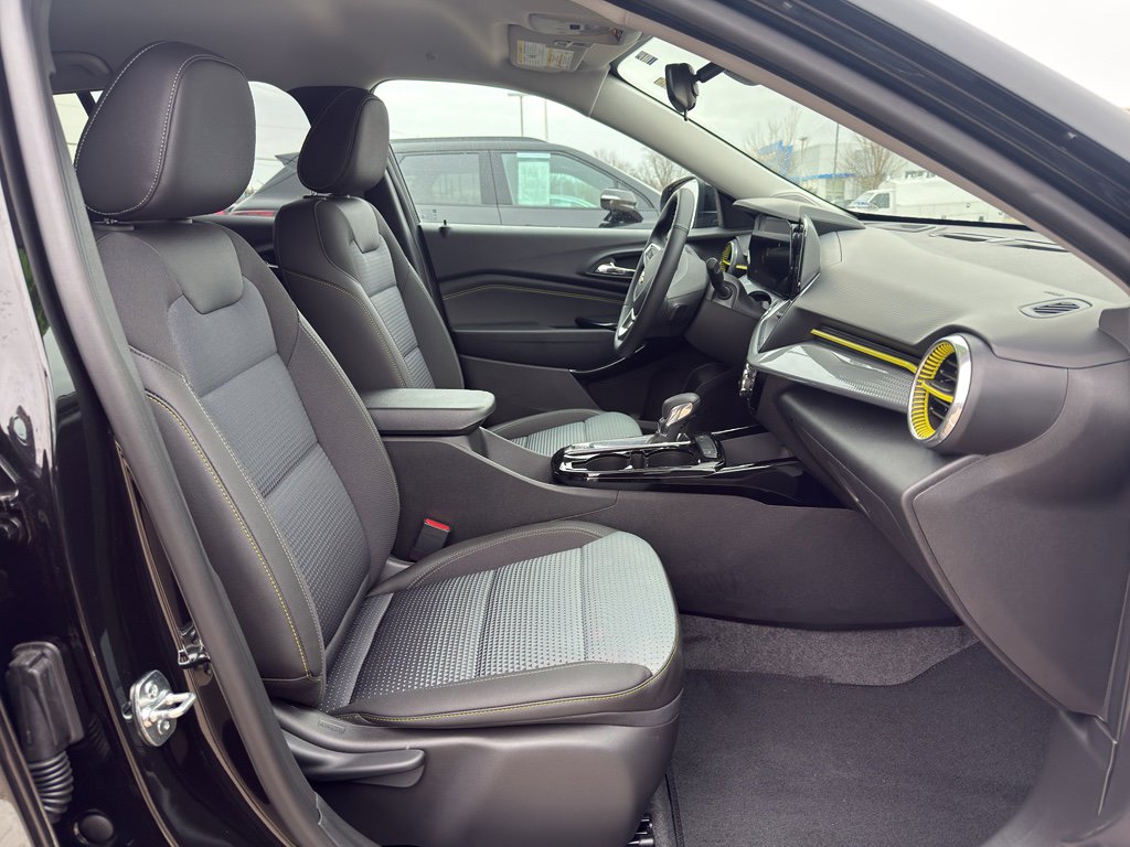 Used 2025 Chevrolet Trax LT w/ Driver Confidence Package FWD image 40