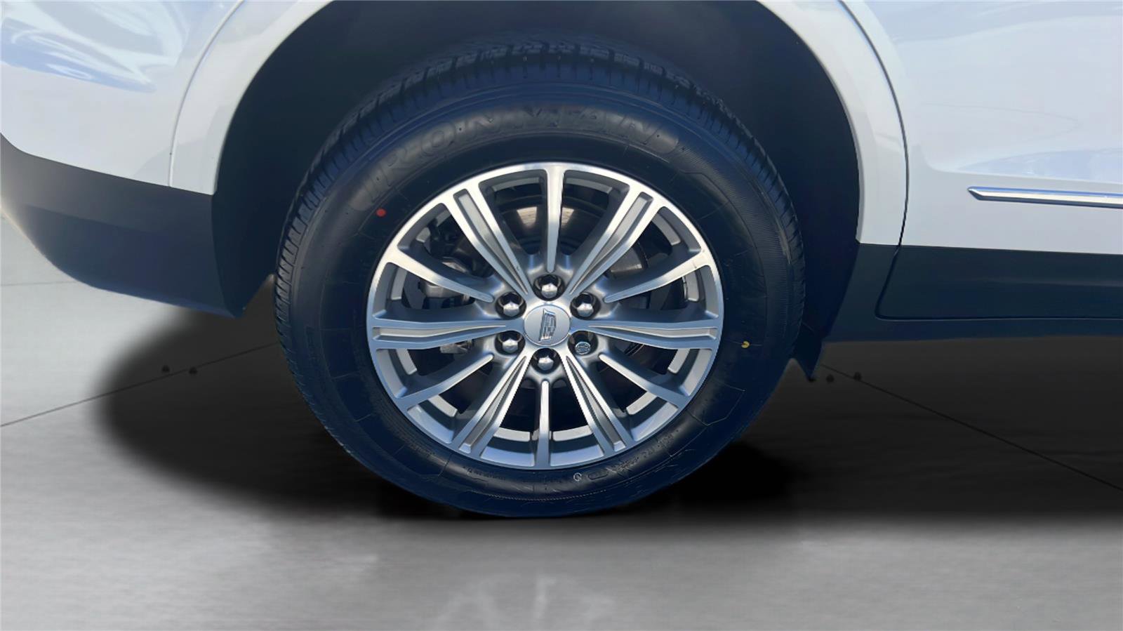 Used 2018 Cadillac XT5 Luxury w/ Driver Awareness Package image 15