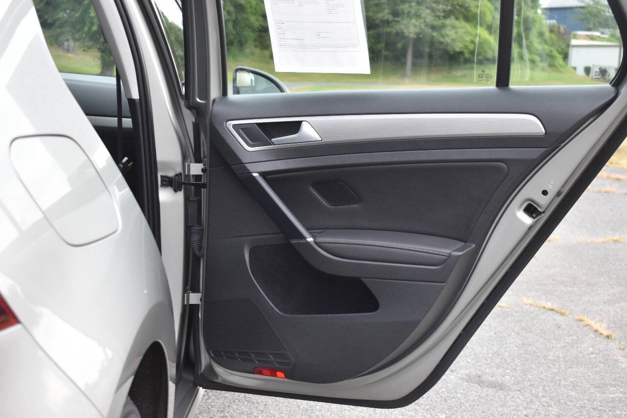 Used 2015 Volkswagen Golf S image 11