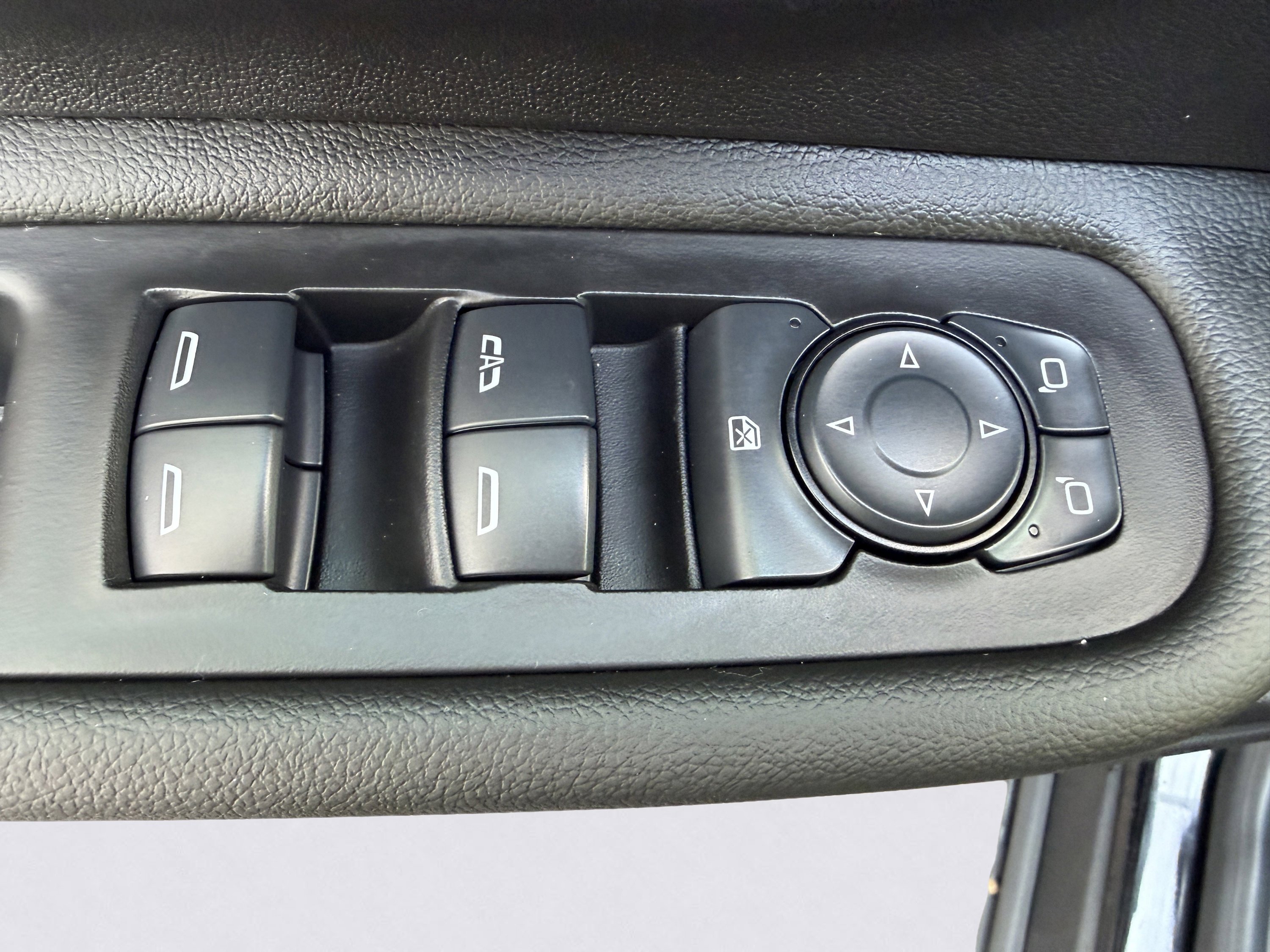 Used 2024 GMC Terrain SLT w/ Infotainment Package II image 33