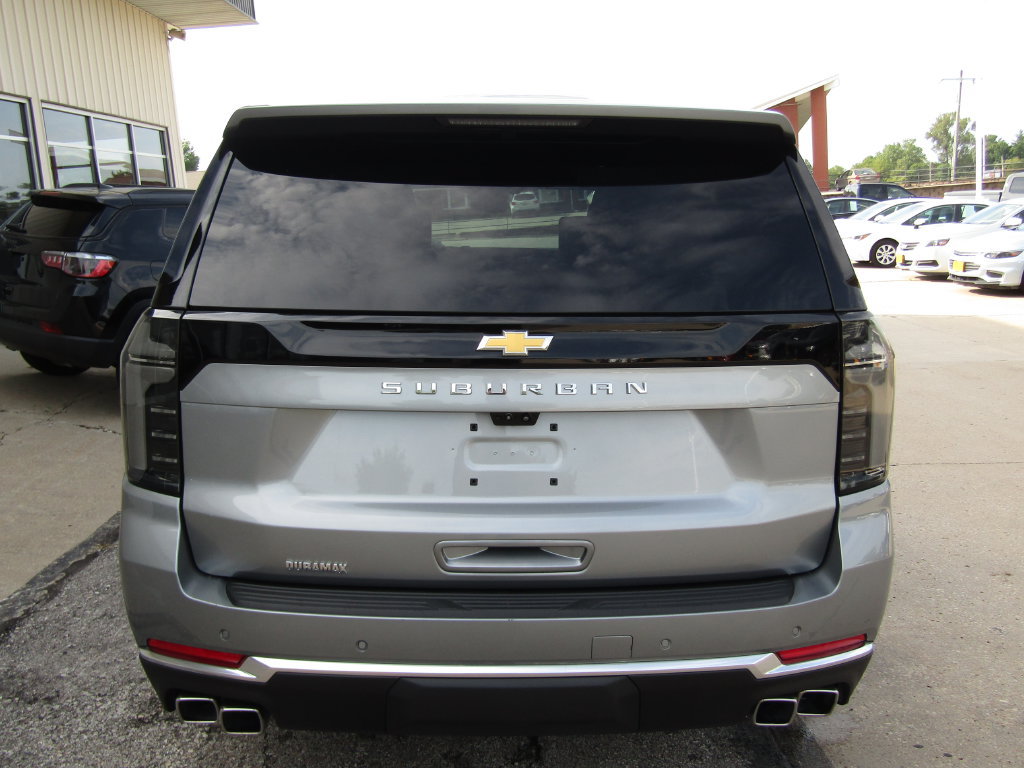 Used 2025 Chevrolet Suburban High Country AWD/4WD image 4
