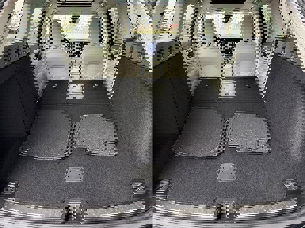 Used 2024 Volvo V60 B5 Cross Country Plus image 40