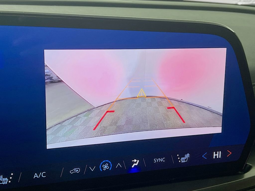 Used 2025 Chevrolet Traverse LT w/ Sun and Wheel Package image 13