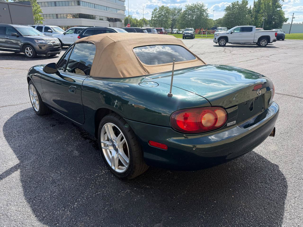Used 2001 MAZDA MX-5 Miata RWD image 3