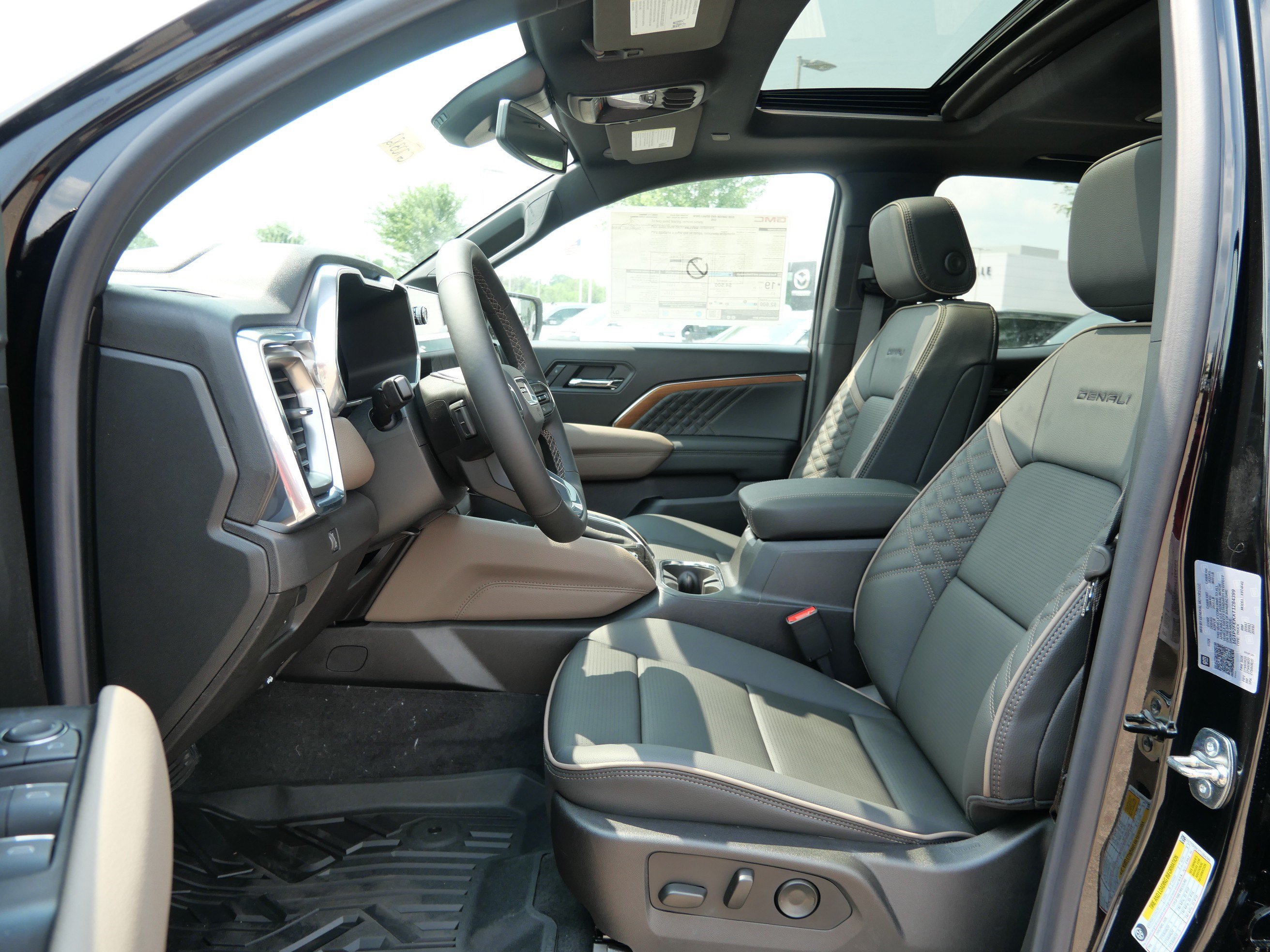New 2026 GMC Canyon Denali w/ LPO, Denali Black Edition AWD/4WD image 8