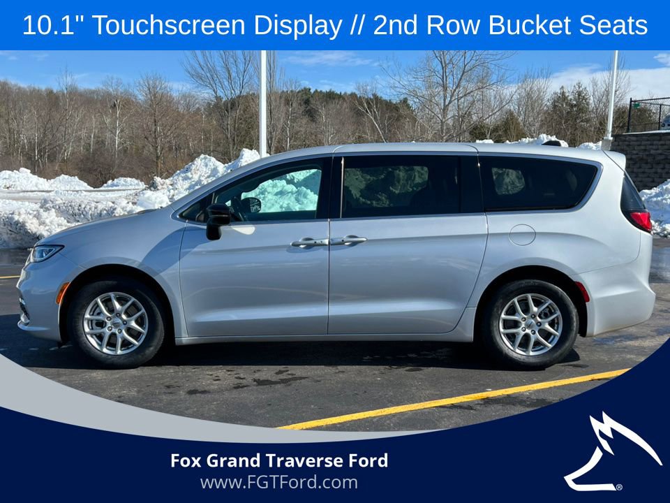 Used 2024 Chrysler Pacifica Touring-L image 37