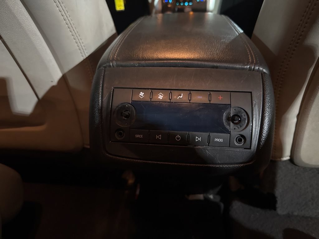 Used 2011 Chevrolet Traverse LTZ AWD/4WD image 18