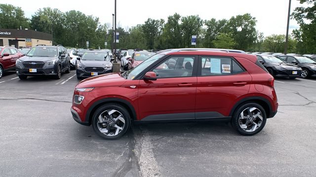 Used 2024 Hyundai Venue SEL FWD image 2