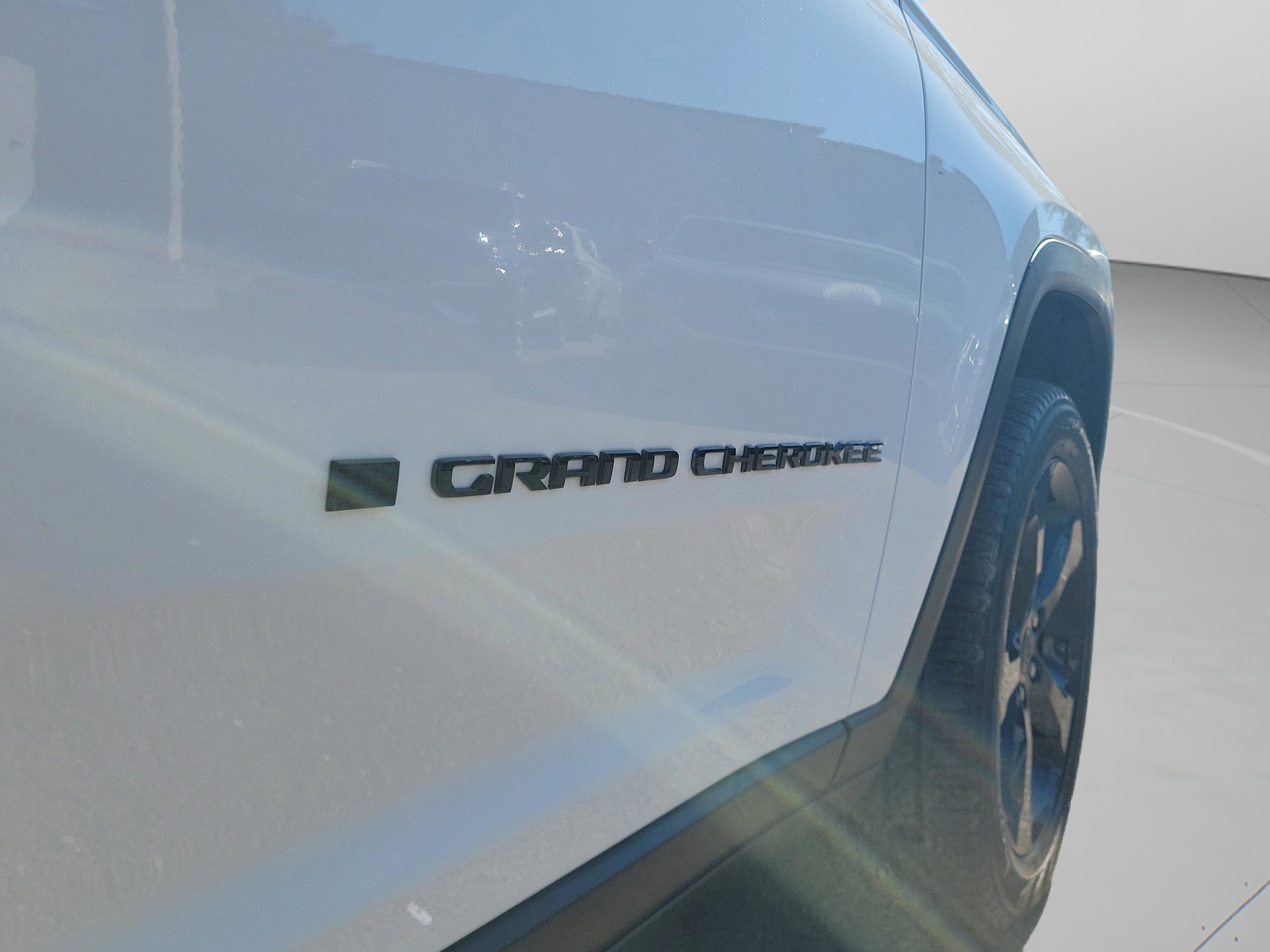 Used 2023 Jeep Grand Cherokee L Limited w/ Black Appearance Package image 7