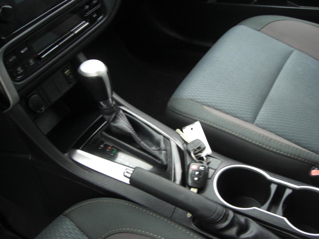 Used 2017 Toyota Corolla LE FWD image 5