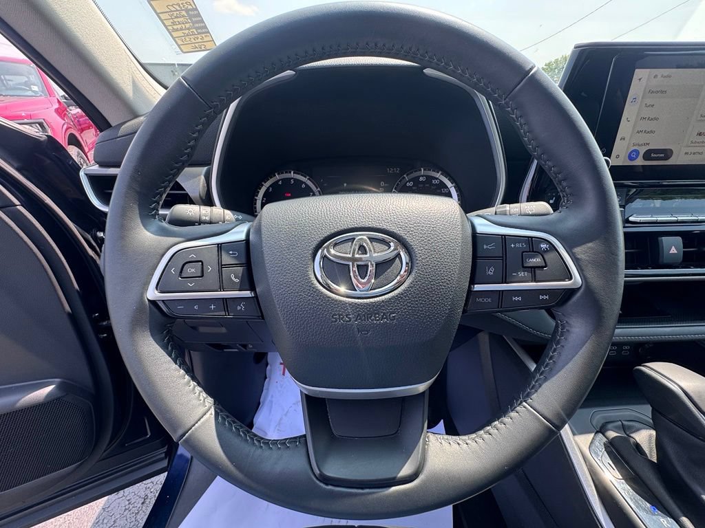 Used 2024 Toyota Highlander XLE AWD/4WD image 15