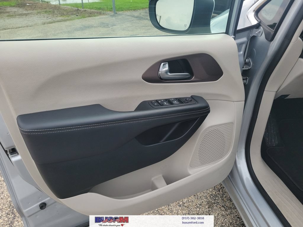 Used 2023 Chrysler Voyager LX FWD image 12