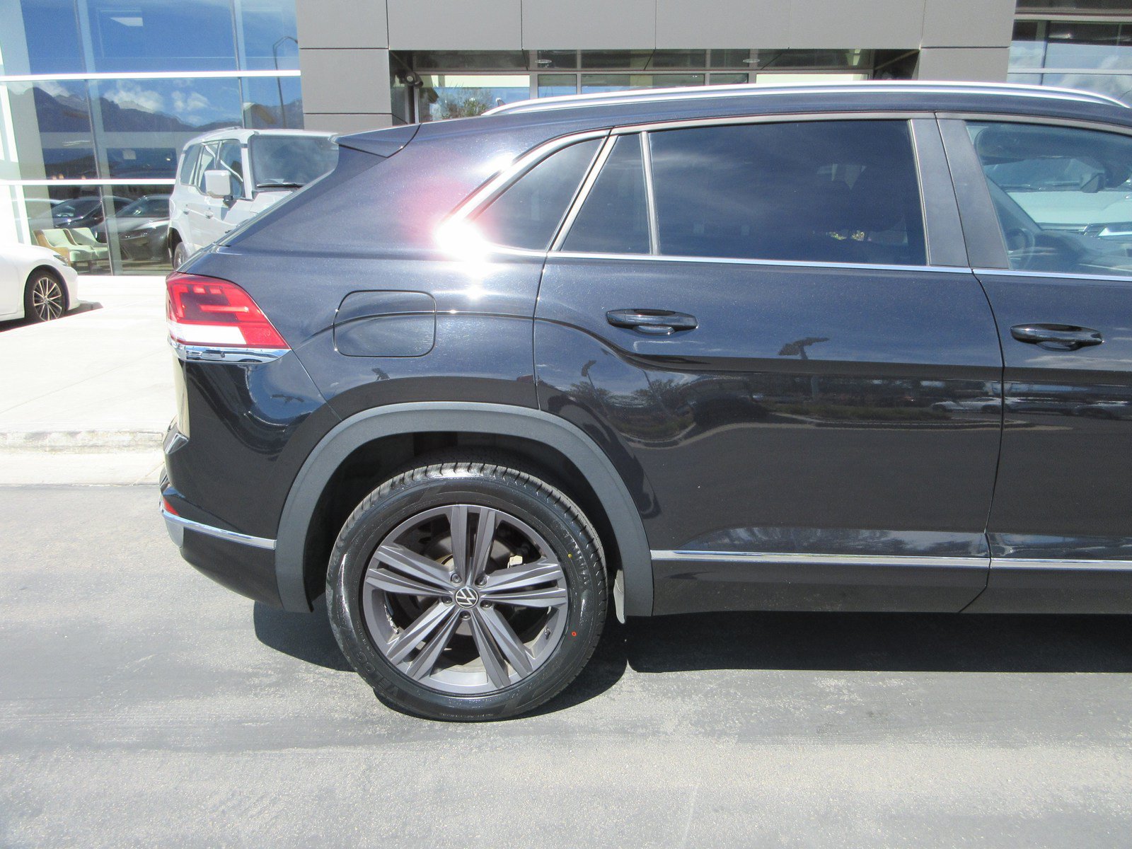 Used 2020 Volkswagen Atlas Cross Sport SE w/ Towing Package AWD/4WD image 12