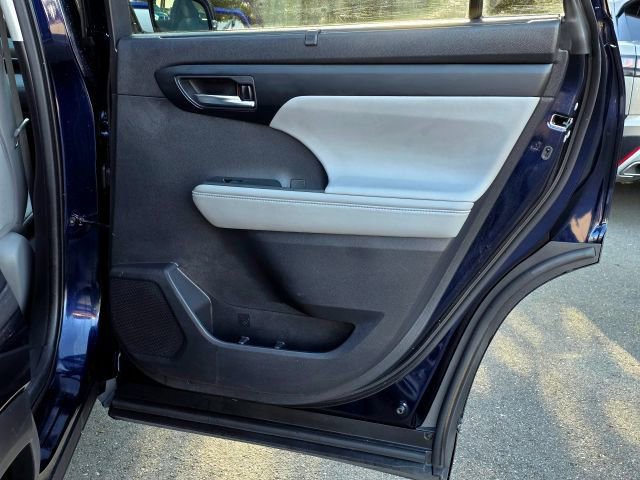 Used 2020 Toyota Highlander XLE AWD/4WD image 31