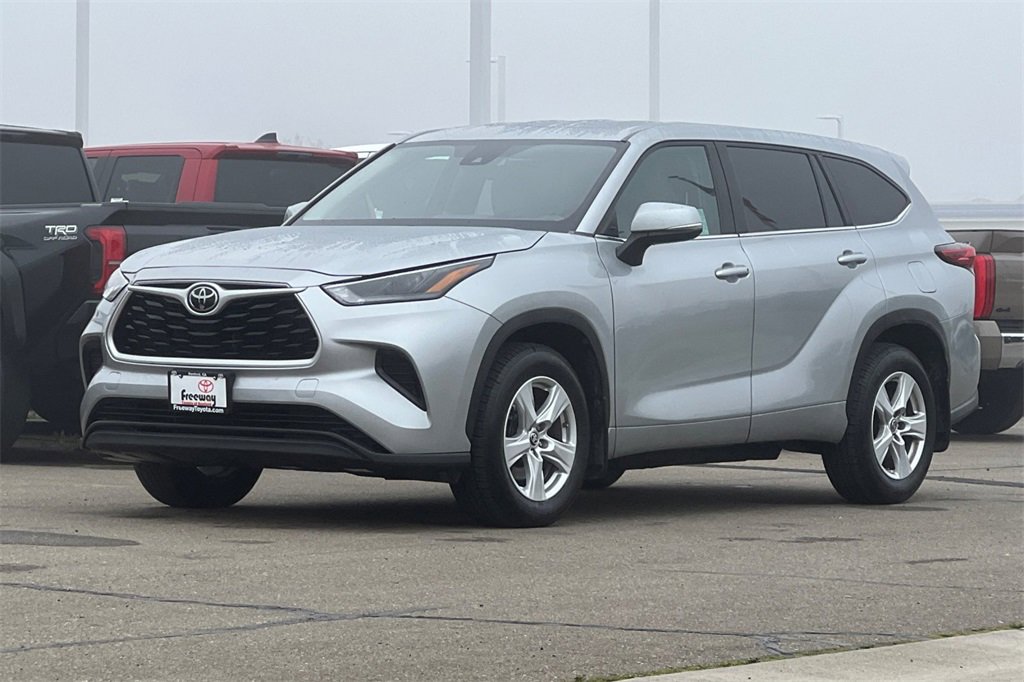 Certified 2023 Toyota Highlander L image 10