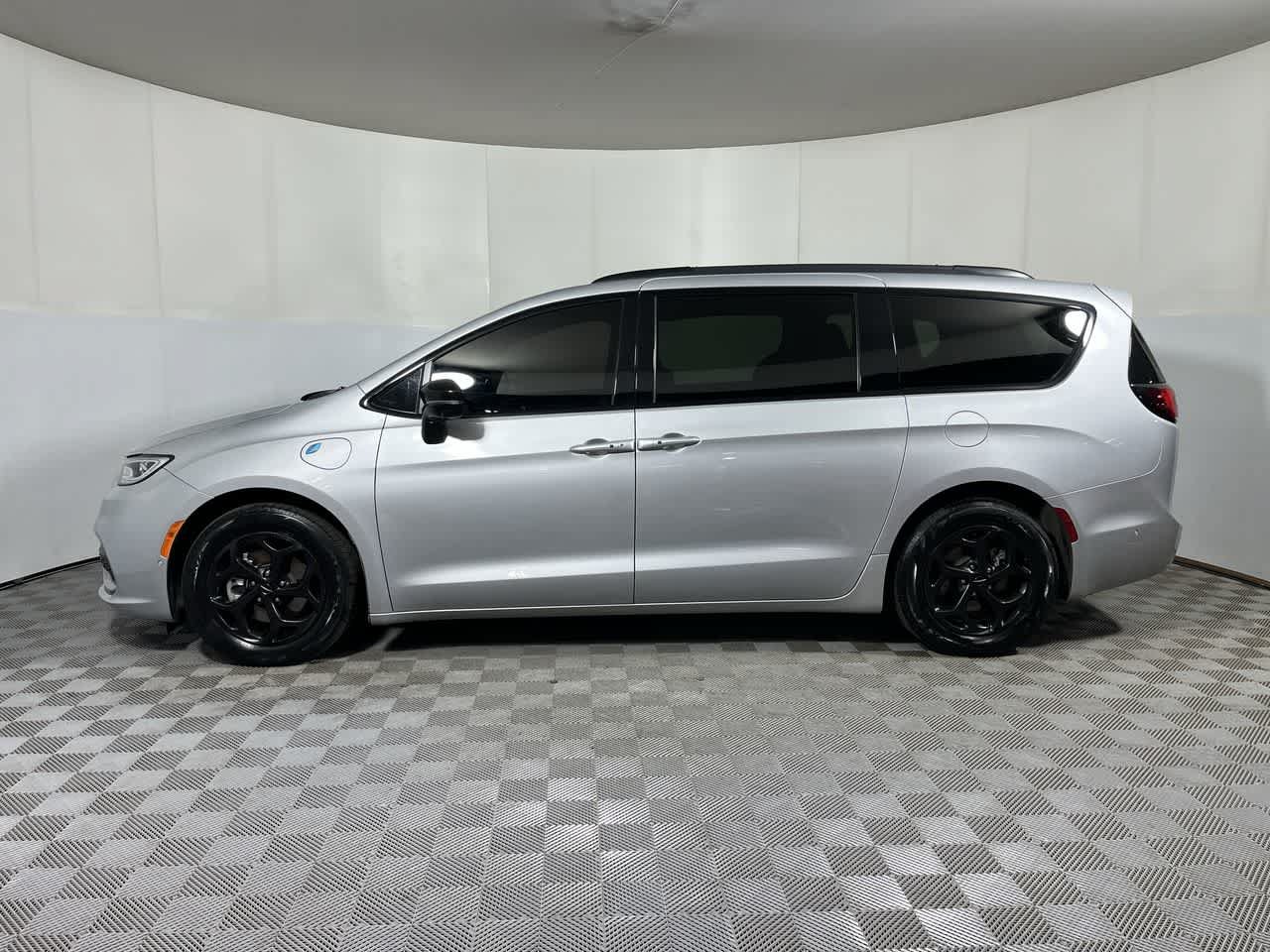 Used 2024 Chrysler Pacifica Premium FWD image 5