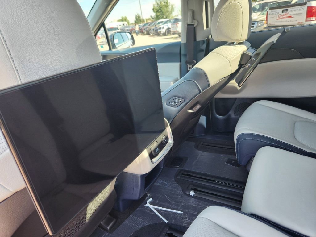 Certified 2025 Kia Carnival SX Prestige image 14