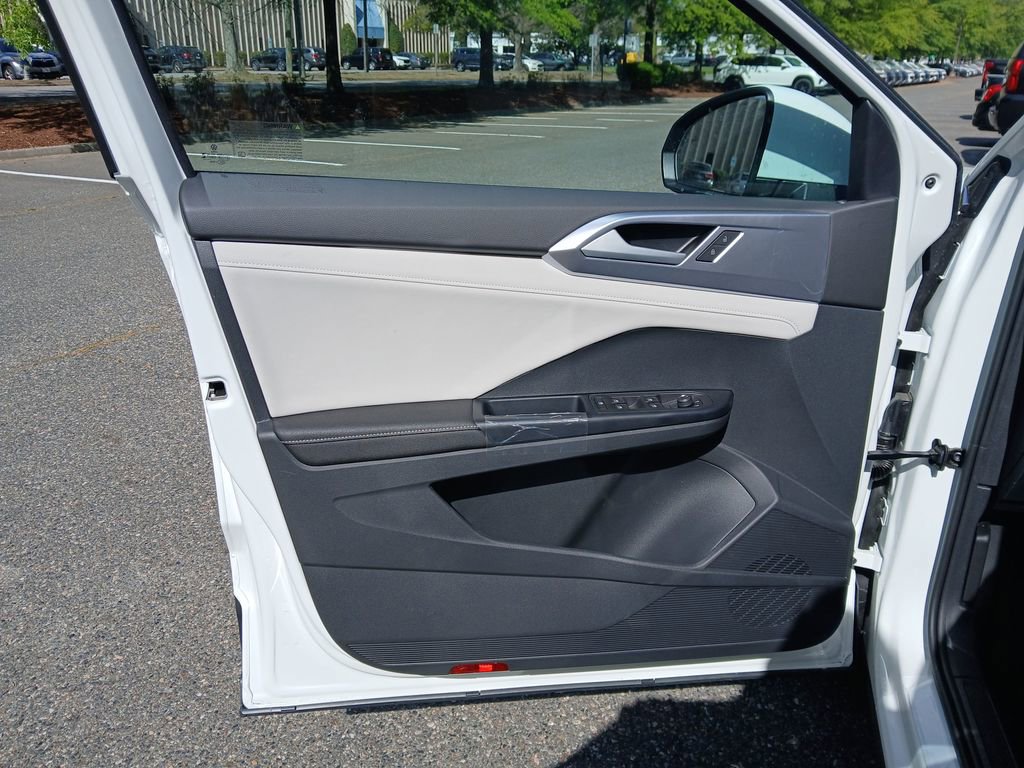 New 2026 Volkswagen Taos SE FWD image 10
