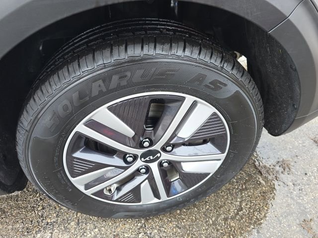 Used 2022 Kia Niro EX image 12