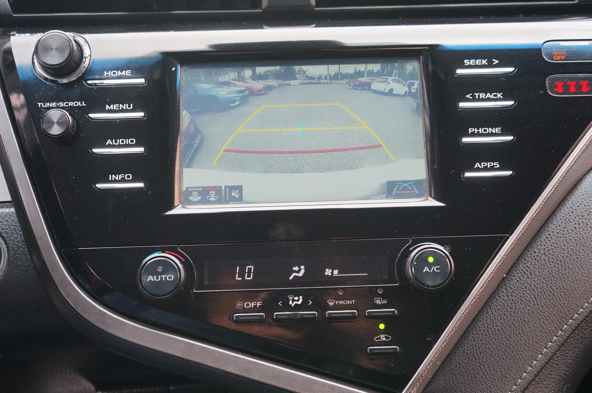 Used 2018 Toyota Camry SE w/ Convenience Package FWD image 17